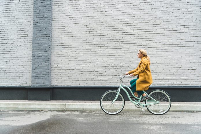 vrouw op de fiets in de stad